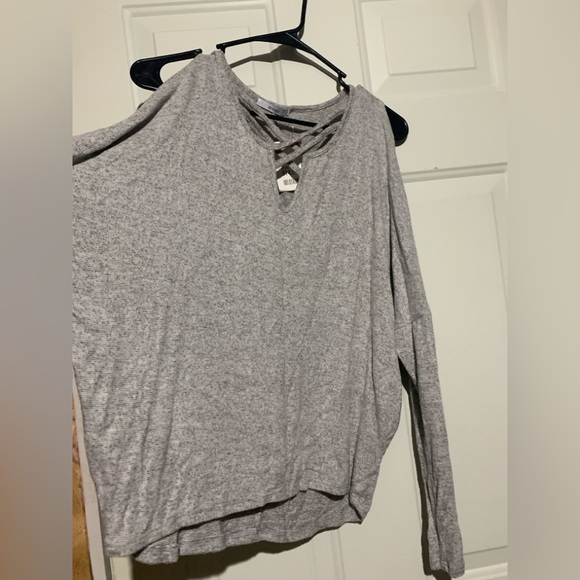 XL Women’s Soft Gray Top, NWT, P2P 30, cold shoulder slits. - Picture 2 of 3